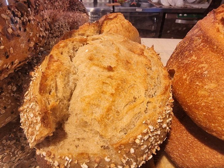 Дрожжи — не единственный путь: как минералка создает воздушный хлеб за час