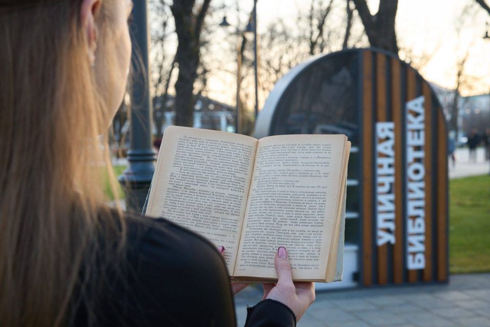 По следам исчезающих книг: кто и почему опустошает уличные библиотеки столицы Адыгеи