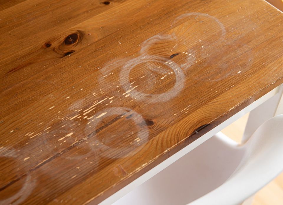 Эффективные методы устранения водяных пятен на мебели: простые рецепты для каждого