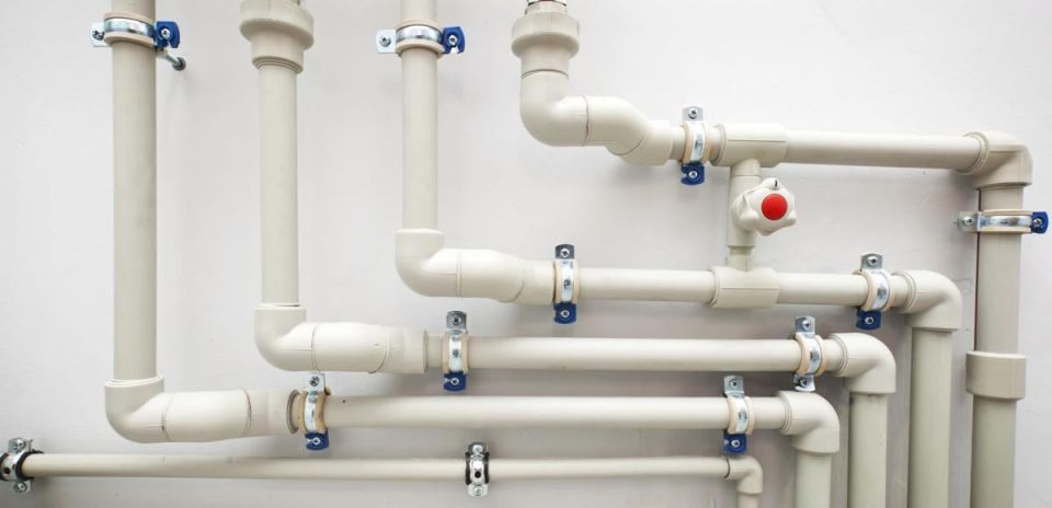 Как запастись сухостью: практические советы по борьбе с конденсатом на трубах в ванной