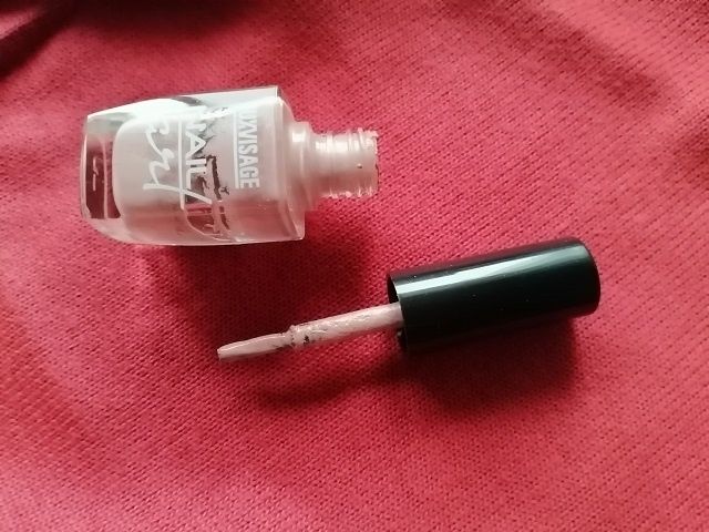 Как элегантно избавиться от пятен лака для ногтей на одежде