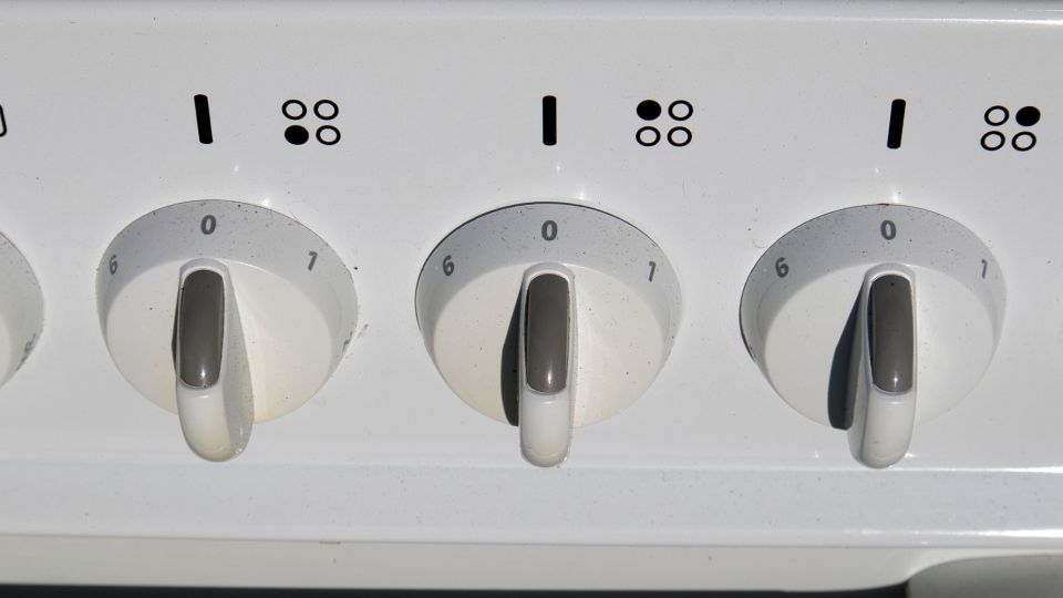 Липкий жир с ручек плиты мигом отмоется: грязь уберет смесь из 3 компонентов