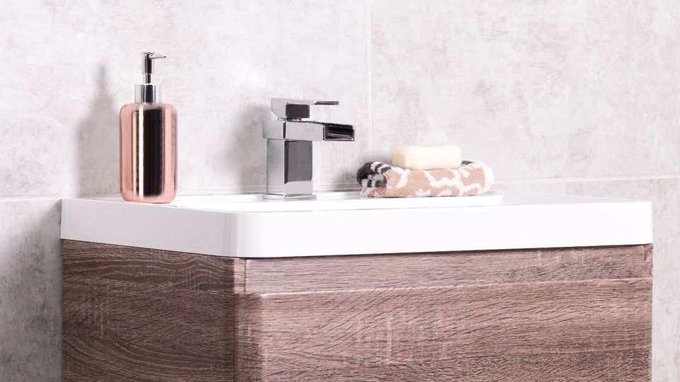 Ржавые круги на полках в ванной не появятся: вот как с ними борются ушлые хозяйки