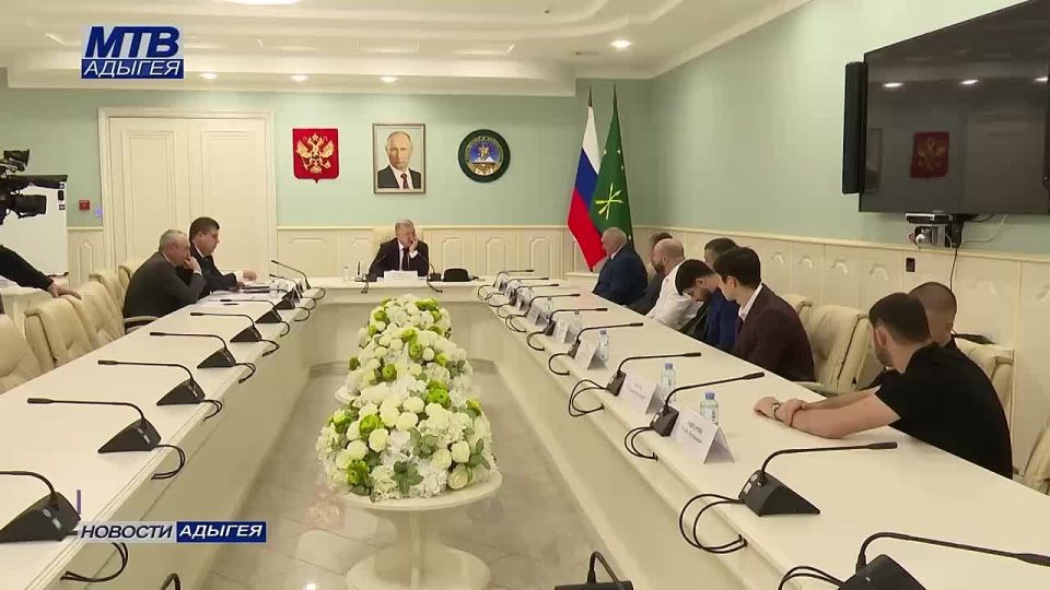 Глава Адыгеи встретился с тренерами и молодыми спортсменами, которые завоевали высокие награды на мировых аренах