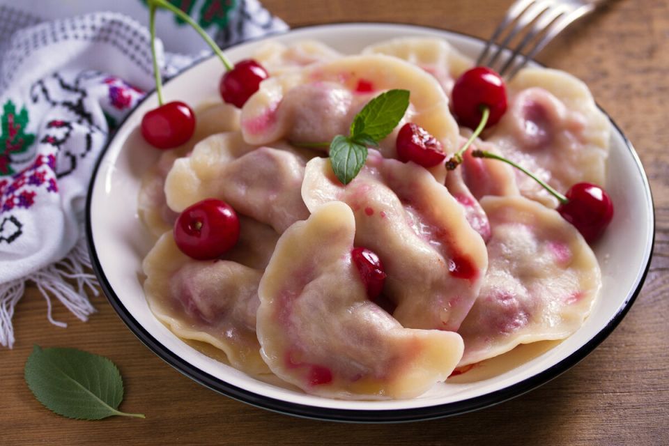 Секреты идеальных вареников с вишней: как избежать разрывов
