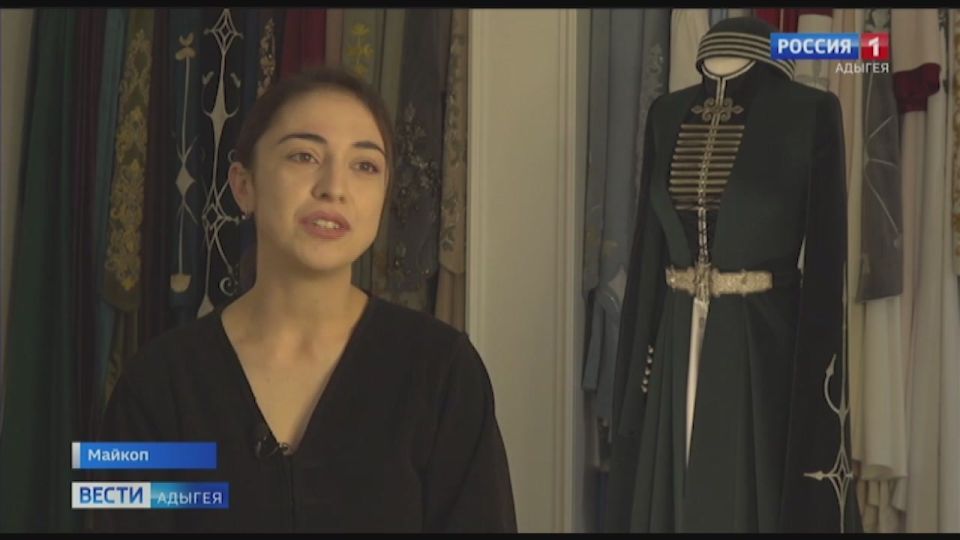 Дизайнер из Адыгеи Рузанна Паранук сшила национальное адыгское платье для представительницы Турции, черкешенки по происхождению