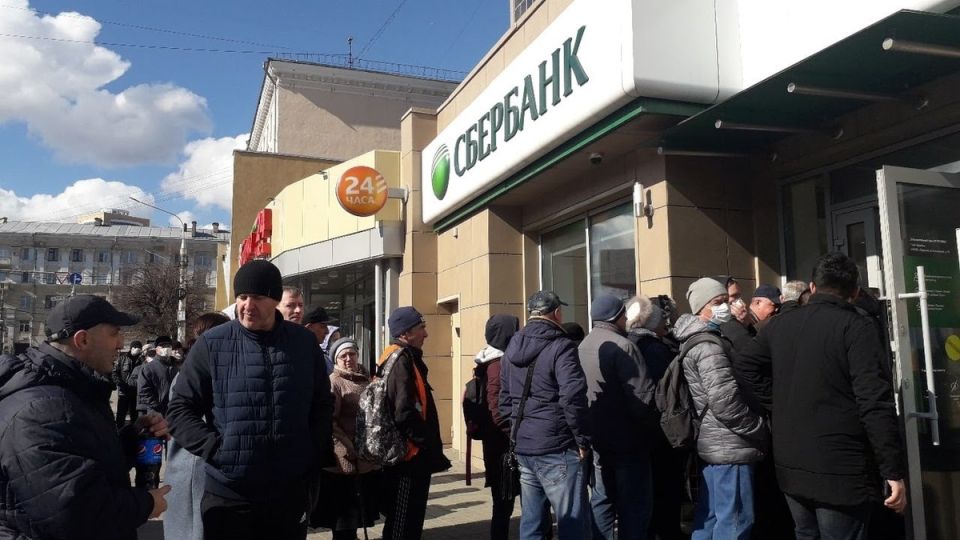 Кризис доверия: почему россияне вновь ищут безопасность в наличных