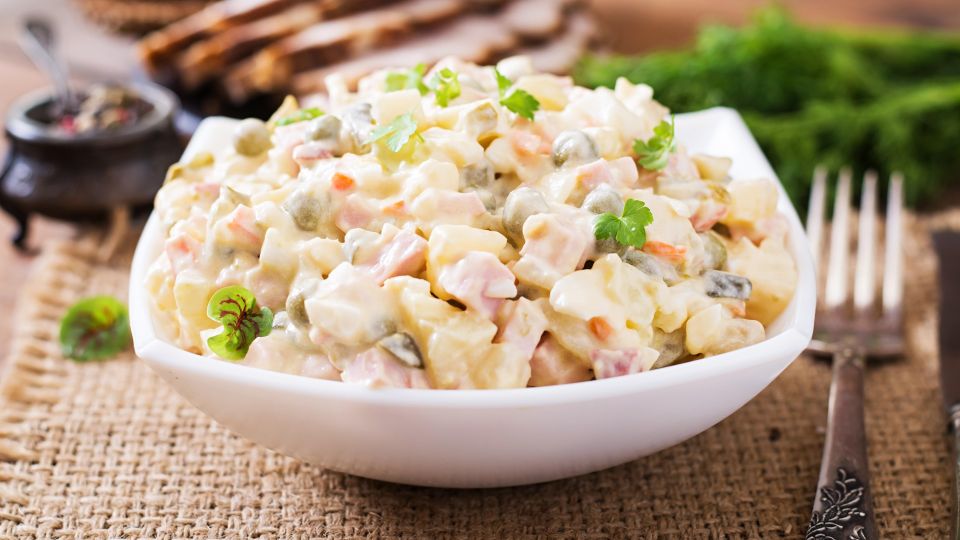 Оливье приведет гостей в экстаз: один необычный ингредиент мигом преобразит блюдо