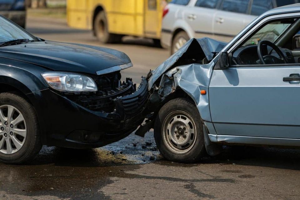 Когда обгон встречает поворот: неожиданное решение суда по ДТП