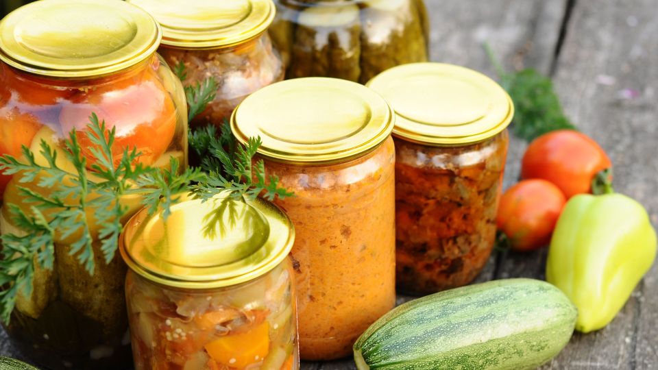 Опытные дачники никогда не выбрасывают жестяные крышки: в огороде без них не обойтись