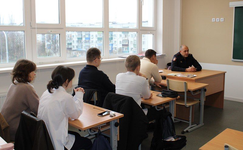 В Адыгее сотрудники подразделения по делам несовершеннолетних республиканского МВД побеседовали с учащимися полицейского класса