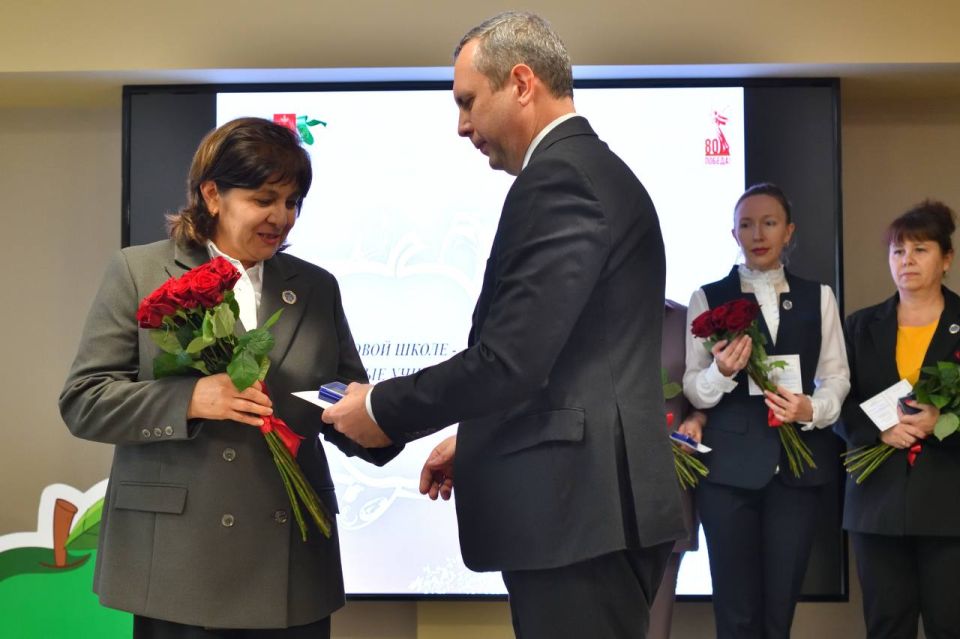 Геннадий Митрофанов: Вместе с председателем Горсовета Майкопа Азметом Джаримоком приняли участие в церемонии закрытия городского конкурса молодых педагогов «Новой школе – новые учителя»