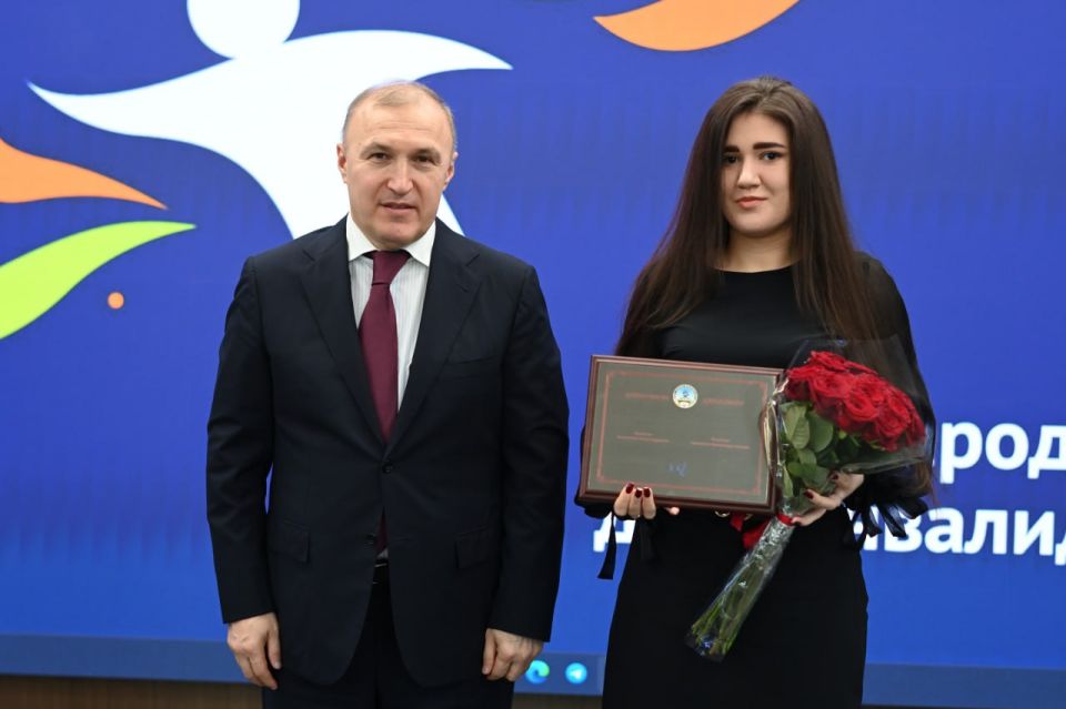 Мурат Кумпилов вручил именные премии Республики Адыгея для лиц с ОВЗ Мурат Кумпилов вручил именные премии Республики Адыгея для лиц с ОВЗ