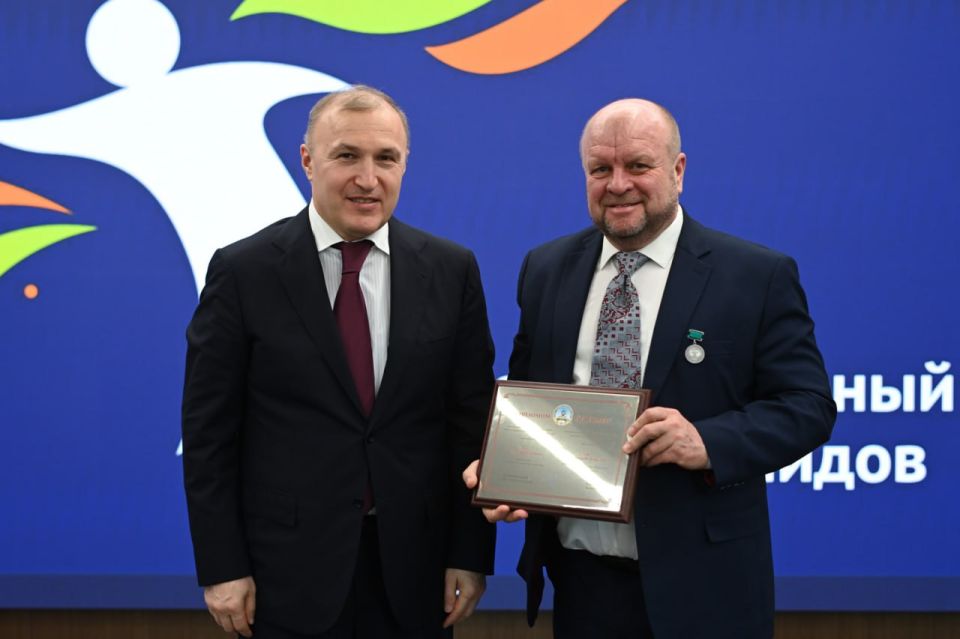 Мурат Кумпилов вручил именные премии Республики Адыгея для лиц с ОВЗ Мурат Кумпилов вручил именные премии Республики Адыгея для лиц с ОВЗ