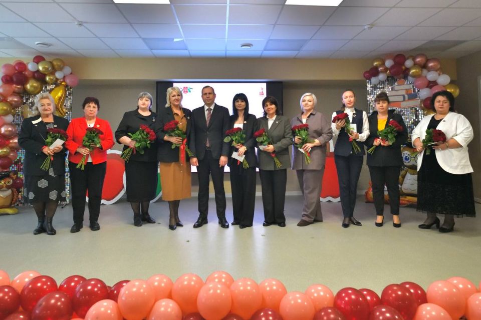 Геннадий Митрофанов: Вместе с председателем Горсовета Майкопа Азметом Джаримоком приняли участие в церемонии закрытия городского конкурса молодых педагогов «Новой школе – новые учителя» Геннадий Митрофанов: Вместе с председателем Горсовета Майкопа Азметом Джаримоком приняли участие в церемонии закрытия городского конкурса молодых педагогов «Новой школе – новые учителя»