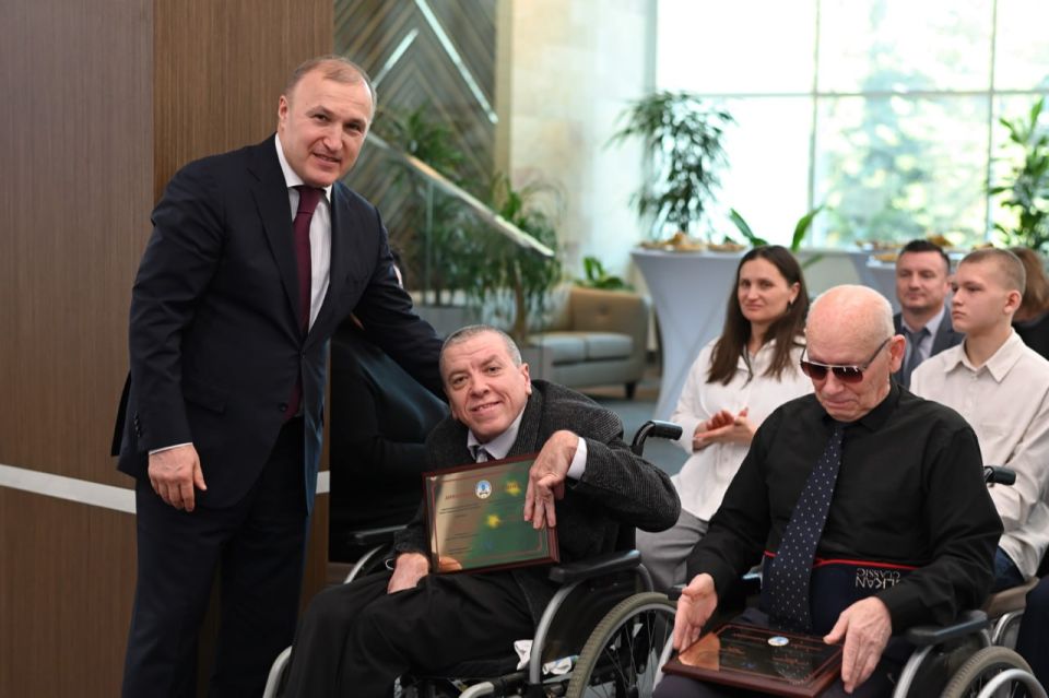 Мурат Кумпилов вручил именные премии Республики Адыгея для лиц с ОВЗ Мурат Кумпилов вручил именные премии Республики Адыгея для лиц с ОВЗ