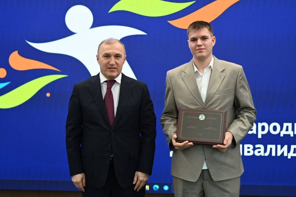 Мурат Кумпилов вручил именные премии Республики Адыгея для лиц с ОВЗ Мурат Кумпилов вручил именные премии Республики Адыгея для лиц с ОВЗ