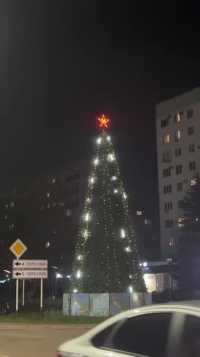 В Майкопе начинают считать дни до праздников: микрорайон Восход стал первым, где зажглись огни на новогодней елке