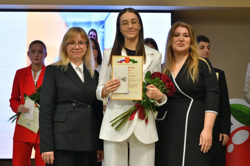 Геннадий Митрофанов: Вместе с председателем Горсовета Майкопа Азметом Джаримоком приняли участие в церемонии закрытия городского конкурса молодых педагогов «Новой школе – новые учителя» Геннадий Митрофанов: Вместе с председателем Горсовета Майкопа Азметом Джаримоком приняли участие в церемонии закрытия городского конкурса молодых педагогов «Новой школе – новые учителя»