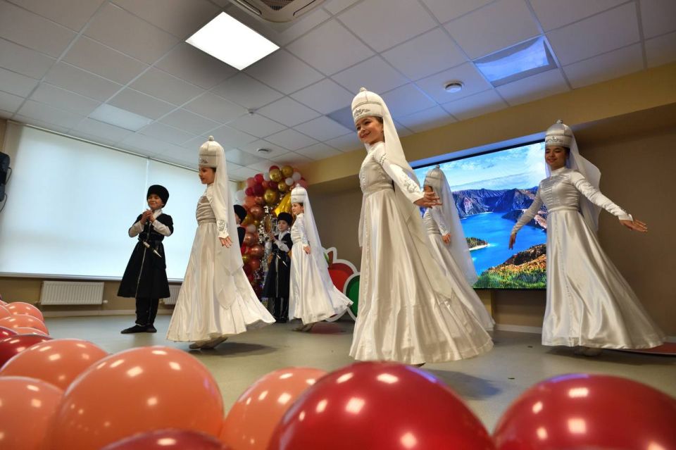 Геннадий Митрофанов: Вместе с председателем Горсовета Майкопа Азметом Джаримоком приняли участие в церемонии закрытия городского конкурса молодых педагогов «Новой школе – новые учителя» Геннадий Митрофанов: Вместе с председателем Горсовета Майкопа Азметом Джаримоком приняли участие в церемонии закрытия городского конкурса молодых педагогов «Новой школе – новые учителя»