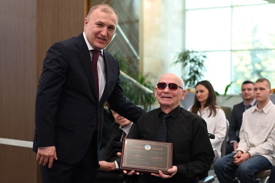 Мурат Кумпилов вручил именные премии Республики Адыгея для лиц с ОВЗ Мурат Кумпилов вручил именные премии Республики Адыгея для лиц с ОВЗ