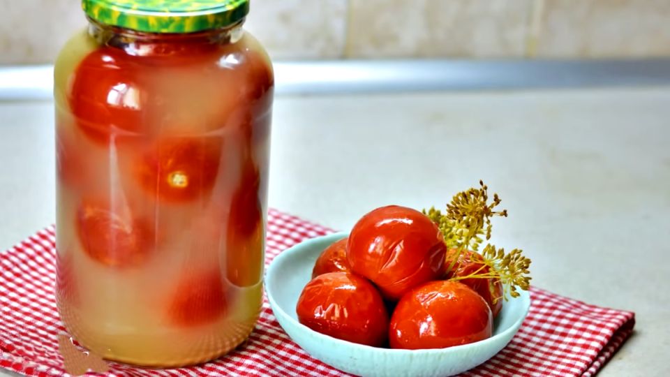 Как заквасить помидоры на зиму: доступный рецепт для городской квартиры