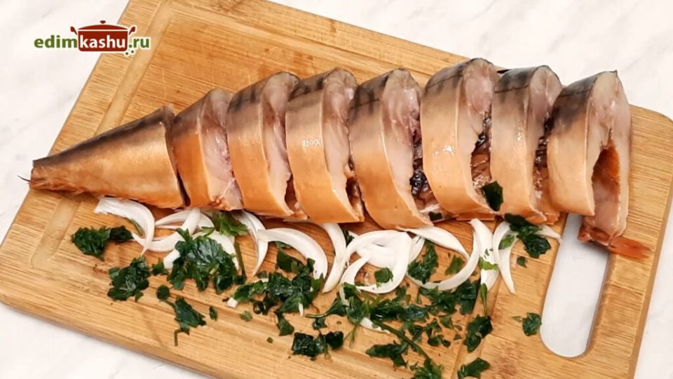 Засолка скумбрии в луковой шелухе: как удивить гостей гастрономическим шедевром