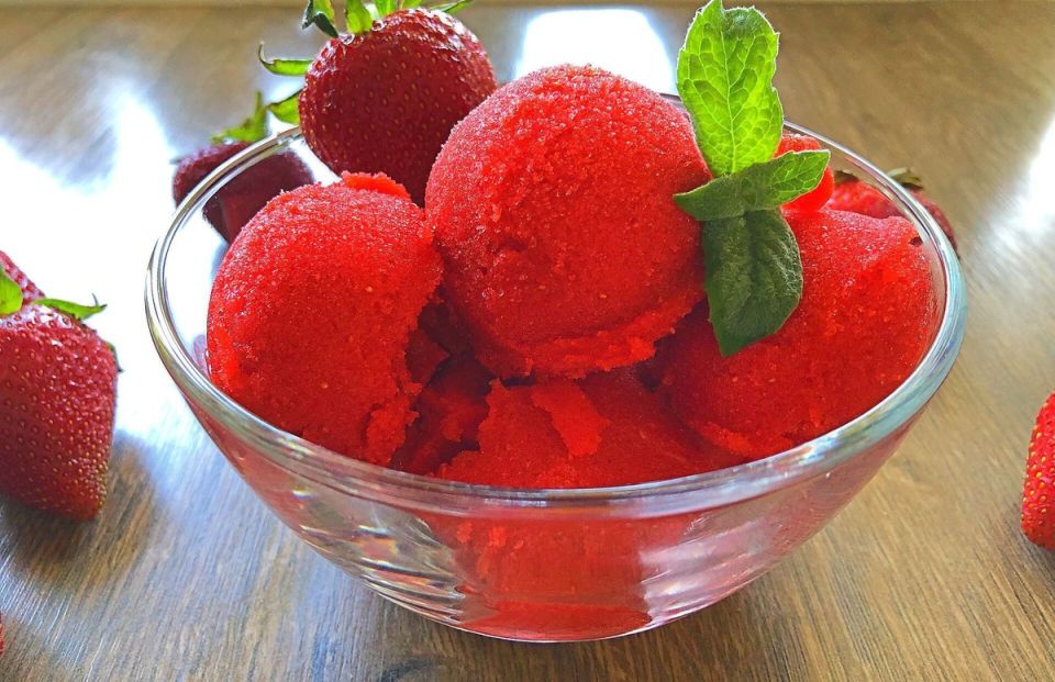 Летнее наслаждение: как приготовить клубничный сорбет в домашних условиях