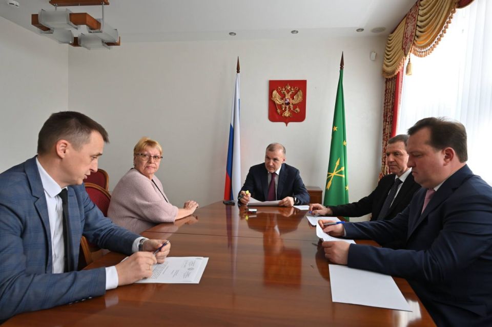 Глава Адыгеи провел личный прием граждан в региональной приемной президента России