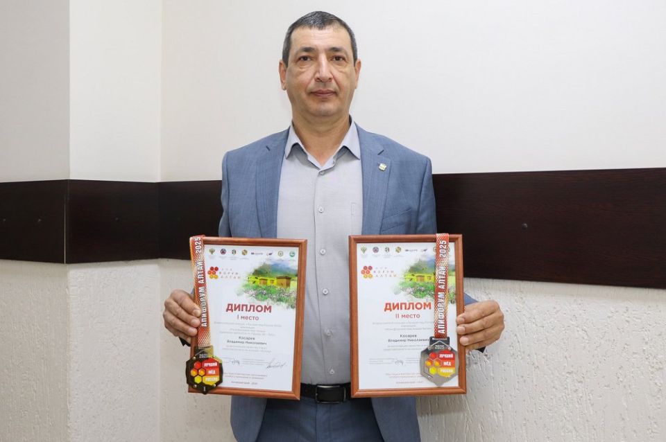 Преподаватель из Майкопа Владимир Косарев стал победителем в одной из номинаций Всероссийского конкурса «Лучший мёд России-2025»