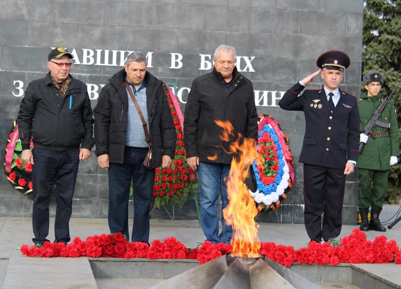 В Адыгее сотрудники полиции, общественники и ветераны органов внутренних дел почтили память Героев Отечества В Адыгее сотрудники полиции, общественники и ветераны органов внутренних дел почтили память Героев Отечества