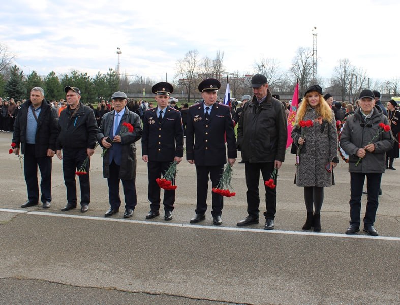 В Адыгее сотрудники полиции, общественники и ветераны органов внутренних дел почтили память Героев Отечества В Адыгее сотрудники полиции, общественники и ветераны органов внутренних дел почтили память Героев Отечества