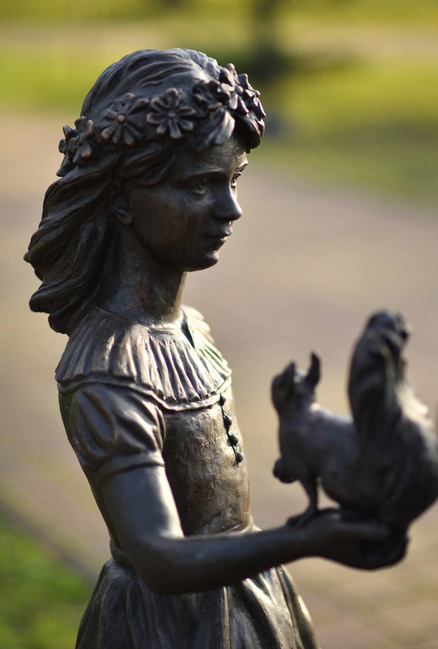 В Майкопском городском парке появилась новая бронзовая скульптура девочки с белкой В Майкопском городском парке появилась новая бронзовая скульптура девочки с белкой