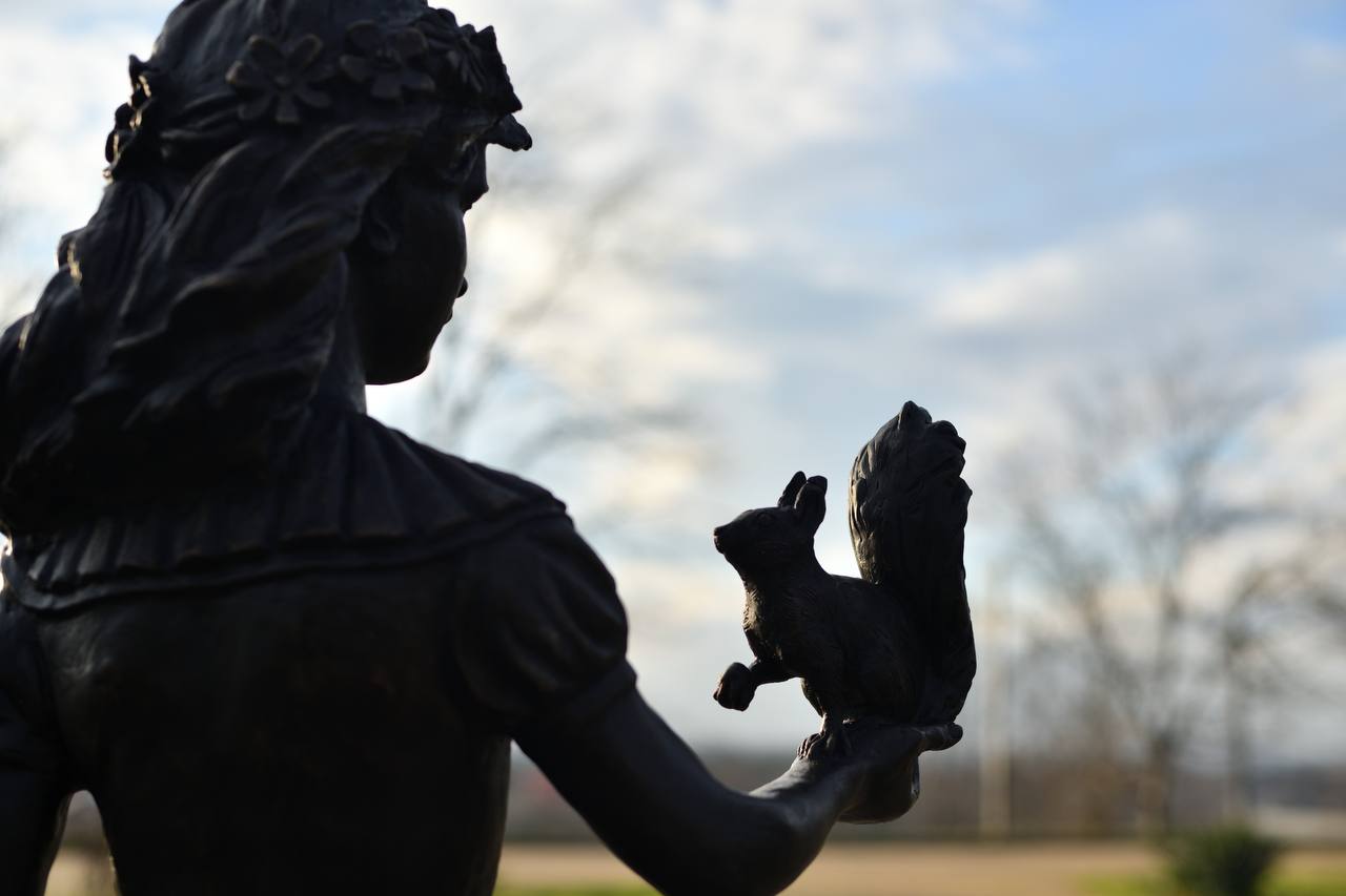 В Майкопском городском парке появилась новая бронзовая скульптура девочки с белкой В Майкопском городском парке появилась новая бронзовая скульптура девочки с белкой