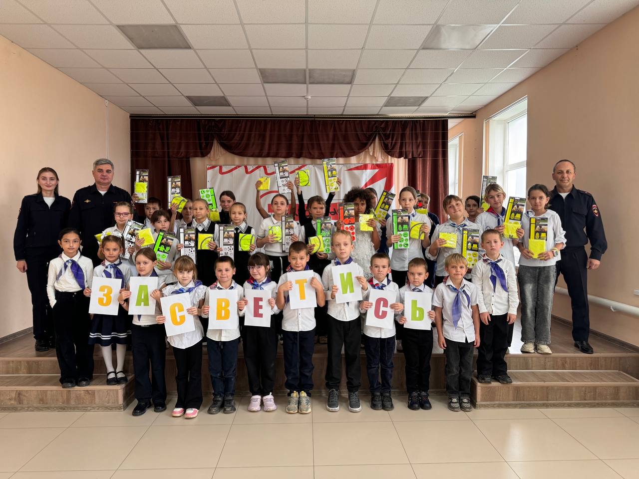 Госавтоинспекторы провели акцию «Засветись» напомнив школьникам о безопасности на дорогах