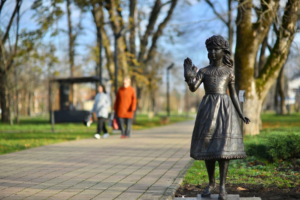 В Майкопском городском парке появилась новая бронзовая скульптура девочки с белкой В Майкопском городском парке появилась новая бронзовая скульптура девочки с белкой
