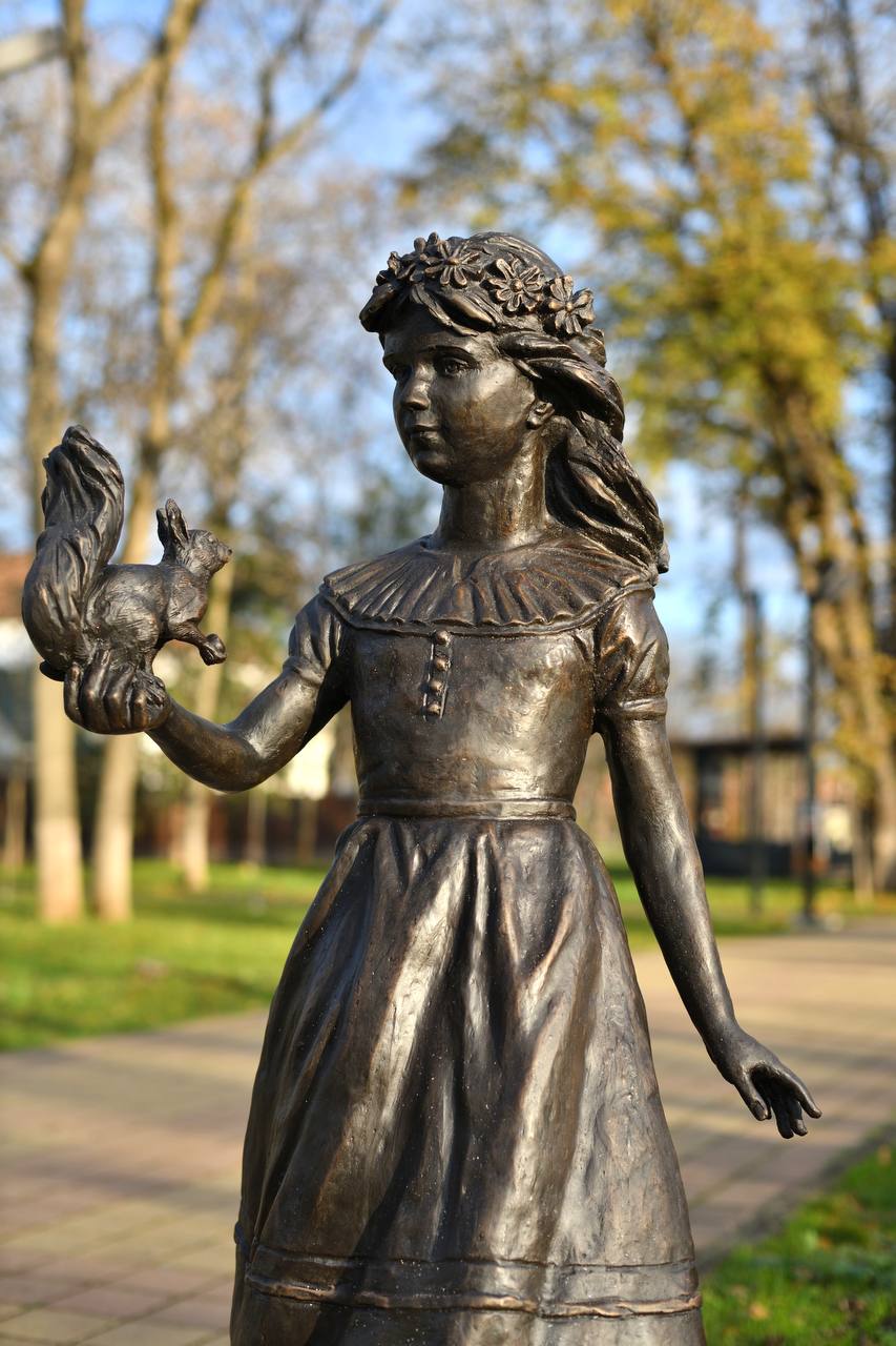 В Майкопском городском парке появилась новая бронзовая скульптура девочки с белкой В Майкопском городском парке появилась новая бронзовая скульптура девочки с белкой