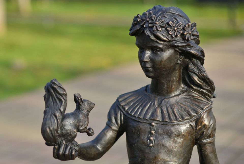 В Майкопском городском парке появилась новая бронзовая скульптура девочки с белкой