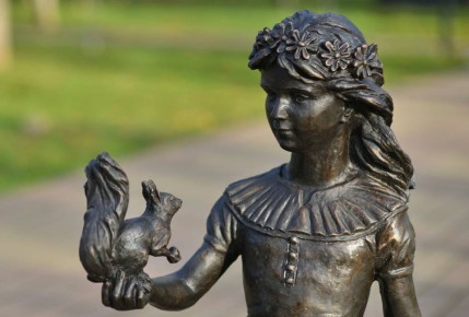 В Майкопском городском парке появилась новая бронзовая скульптура девочки с белкой