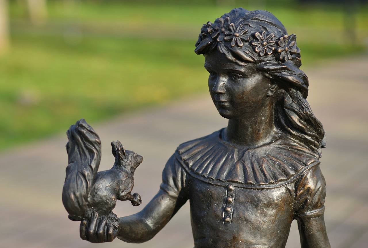 В Майкопском городском парке появилась новая бронзовая скульптура девочки с белкой