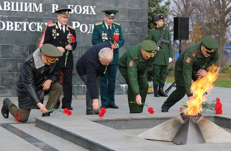 В Адыгее сотрудники полиции, общественники и ветераны органов внутренних дел почтили память Героев Отечества В Адыгее сотрудники полиции, общественники и ветераны органов внутренних дел почтили память Героев Отечества