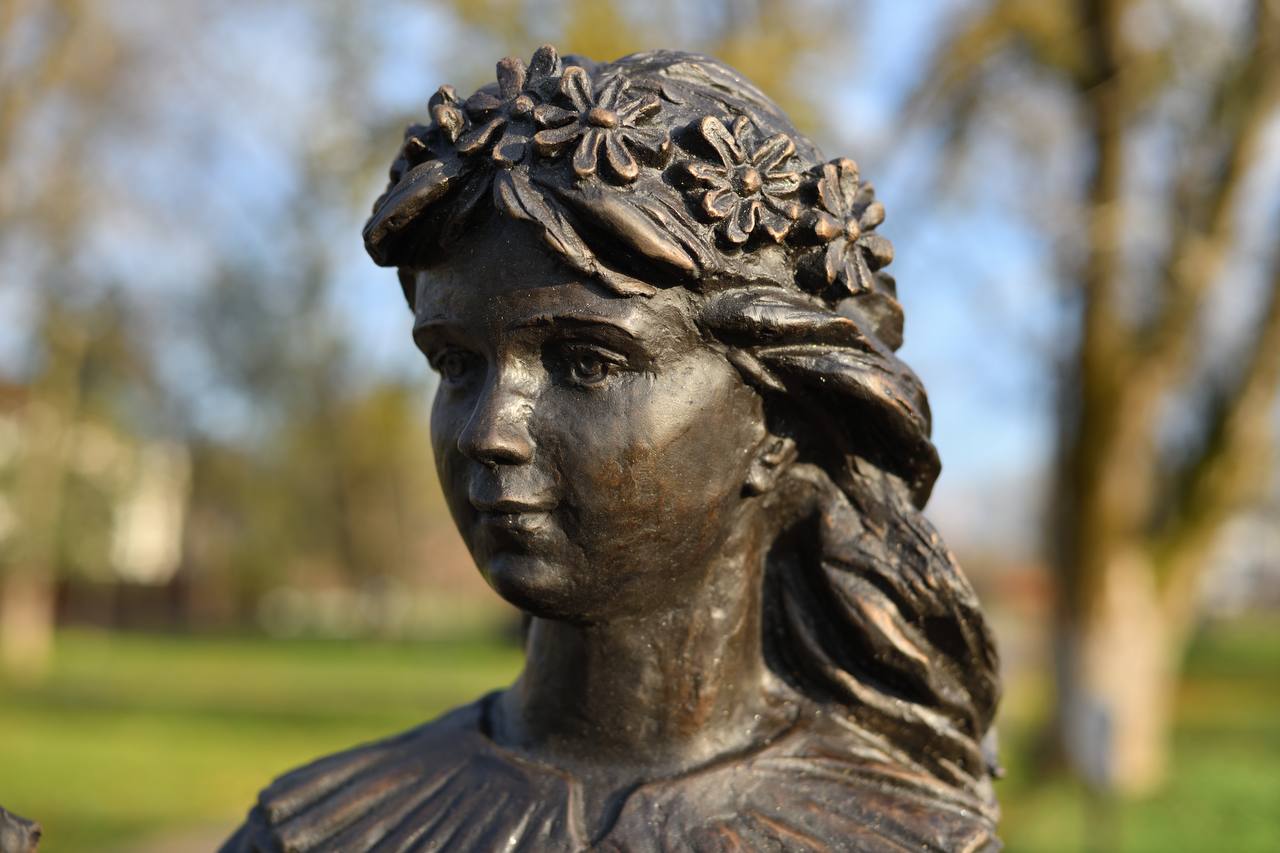 В Майкопском городском парке появилась новая бронзовая скульптура девочки с белкой В Майкопском городском парке появилась новая бронзовая скульптура девочки с белкой