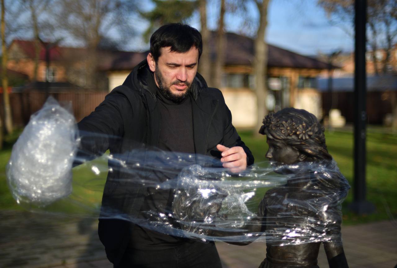 В Майкопском городском парке появилась новая бронзовая скульптура девочки с белкой В Майкопском городском парке появилась новая бронзовая скульптура девочки с белкой