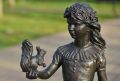 В Майкопском городском парке появилась новая бронзовая скульптура девочки с белкой