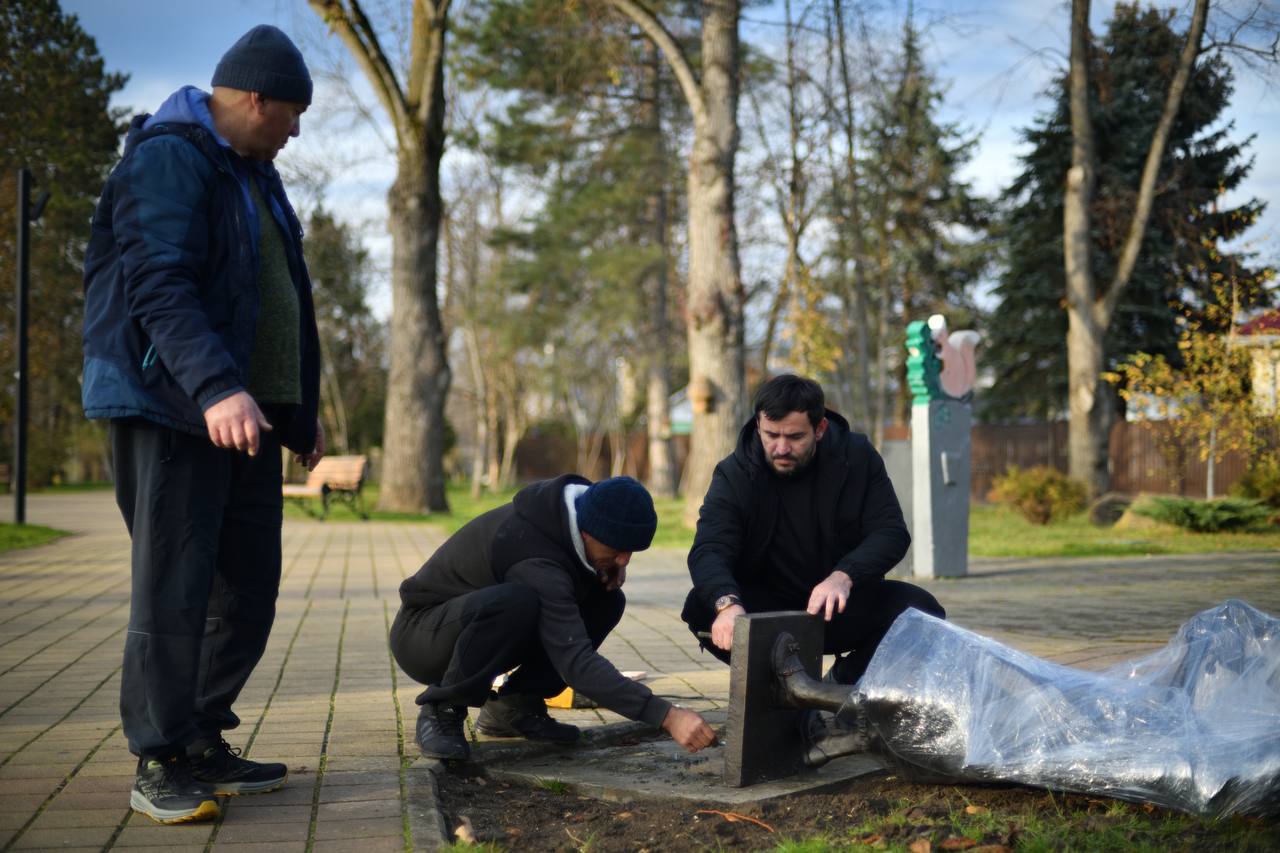 В Майкопском городском парке появилась новая бронзовая скульптура девочки с белкой В Майкопском городском парке появилась новая бронзовая скульптура девочки с белкой