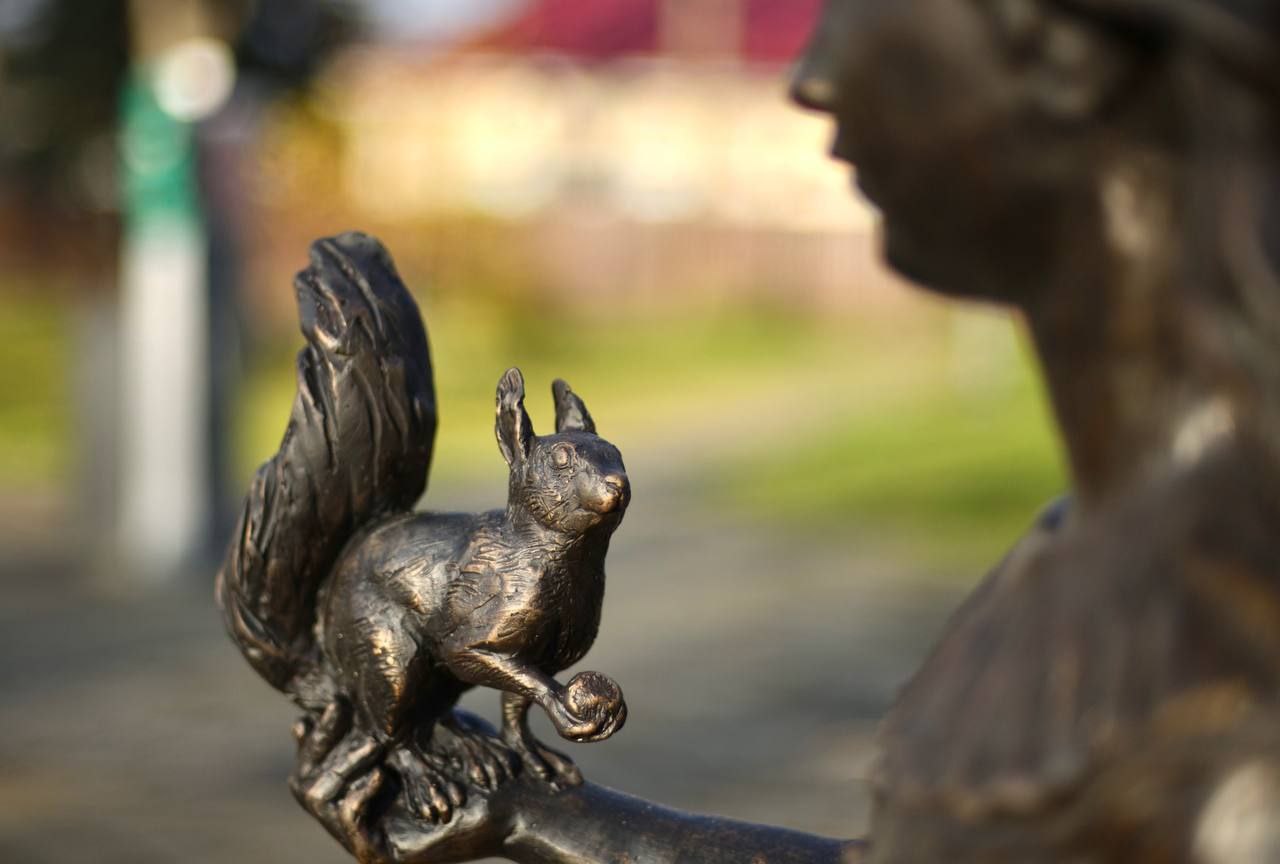 Бронзовая скульптура «Девочка с белкой» появилась в горпарке культуры и отдыха Майкопа Бронзовая скульптура «Девочка с белкой» появилась в горпарке культуры и отдыха Майкопа