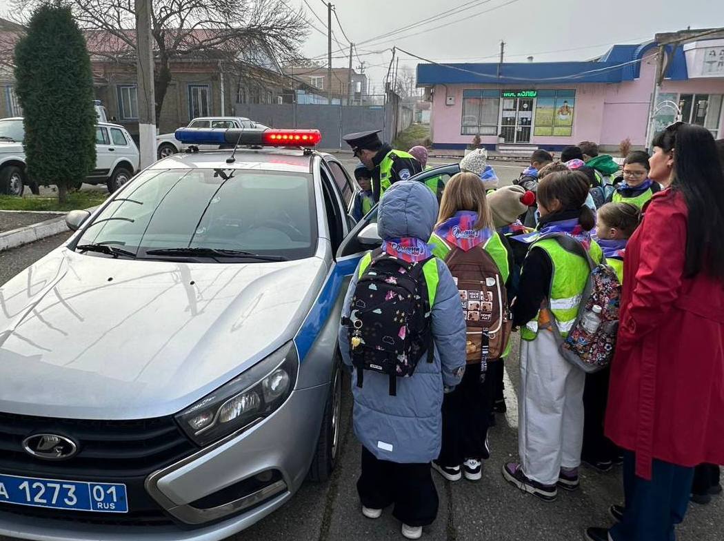 В Майкопскому районе сотрудники полиции провели экскурсию для школьников В Майкопскому районе сотрудники полиции провели экскурсию для школьников