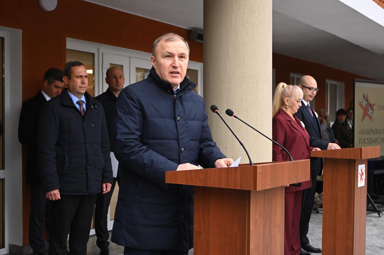 В майкопской школе №2 увековечили память Героя России Вадима Лемеша В майкопской школе №2 увековечили память Героя России Вадима Лемеша