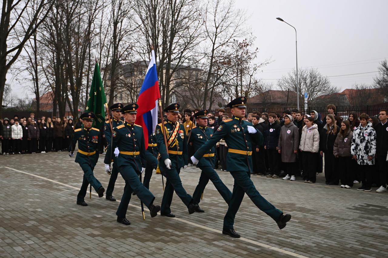 В майкопской школе №2 увековечили память Героя России Вадима Лемеша В майкопской школе №2 увековечили память Героя России Вадима Лемеша