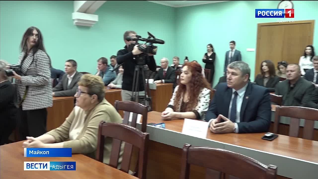 Ко Дню Героев Отечества в администрации Майкопа приурочили торжественную церемонию вручения памятных знаков "За содействие специальной военной операции"